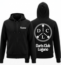 Una fotografia di prodotto, su uno sfondo bianco pulito, che mostra due visuali di una felpa con cappuccio e zip nera del "Darts Club Lugano". Sulla sinistra, la felpa è mostrata frontalmente, chiusa con zip e con il cappuccio abbassato. Sul petto a sinistra, è stampato il testo segnaposto "Nome", indicando un'opzione di personalizzazione. Una piccola freccia sottile con l'etichetta "Personalizzabile" punta a questo testo. Sulla destra, la stessa felpa è mostrata dal retro, con il cappuccio sollevato.