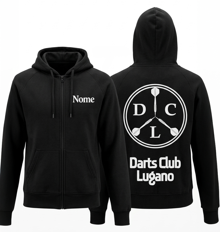 Una fotografia di prodotto, su uno sfondo bianco pulito, che mostra due visuali di una felpa con cappuccio e zip nera del "Darts Club Lugano". Sulla sinistra, la felpa è mostrata frontalmente, chiusa con zip e con il cappuccio abbassato. Sul petto a sinistra, è stampato il testo segnaposto "Nome", indicando un'opzione di personalizzazione. Una piccola freccia sottile con l'etichetta "Personalizzabile" punta a questo testo. Sulla destra, la stessa felpa è mostrata dal retro, con il cappuccio sollevato.