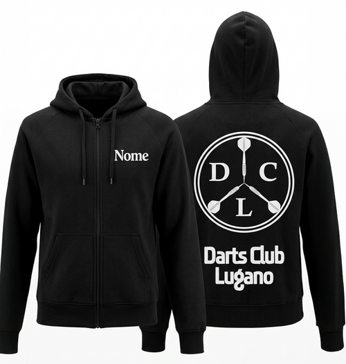 Una fotografia di prodotto, su uno sfondo bianco pulito, che mostra due visuali di una felpa con cappuccio e zip nera del "Darts Club Lugano". Sulla sinistra, la felpa è mostrata frontalmente, chiusa con zip e con il cappuccio abbassato. Sul petto a sinistra, è stampato il testo segnaposto "Nome", indicando un'opzione di personalizzazione. Una piccola freccia sottile con l'etichetta "Personalizzabile" punta a questo testo. Sulla destra, la stessa felpa è mostrata dal retro, con il cappuccio sollevato.