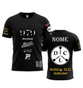 "Fronte e retro della divisa ufficiale nera del Darts Club Lugano con loghi degli sponsor bianchi e scritte in giallo oro. Sul retro è visibile la personalizzazione con la scritta 'NOME' sopra il logo DCL."